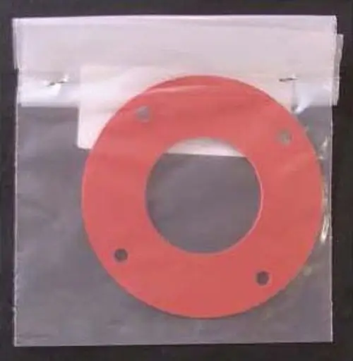 Rote Dichtung in durchsichtiger Verpackung, geeignet für rechteckige Anwendung. Möglicherweise Teil eines Remeha Brenner-Lüfters.